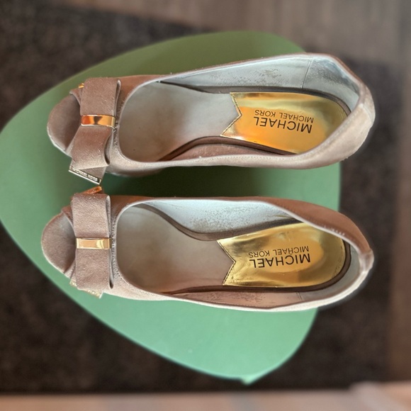 Micheal by Micheal Kors classic wedges!!! - Picture 2 of 5